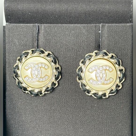 2021K CHANEL GOLD CC LOGO ROUND PEARL AND BLACK LEATHER INTERWOVEN STUD EARRINGS - Picture 5 of 15